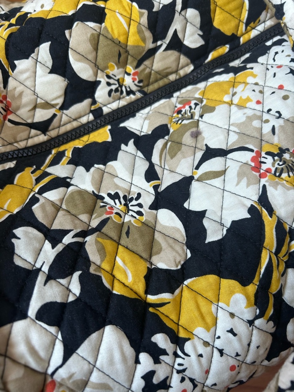 Vera Bradley – Dogwood Quilted Floral duffel Bag in Black, Yellow & White. - Picture 3 of 6